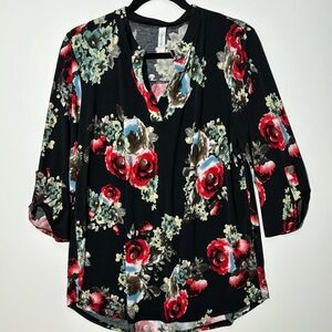 HoneyMe Size L - Fits 12-14 up to a smaller chest 16
Tunic 3/4-sleeve. Stretchy